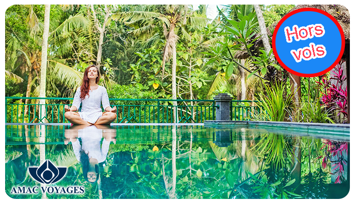 Bali jeune femme en méditation sur le bord d'une piscine 